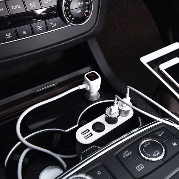 Automobilinis įkroviklis-šakotuvas Hoco Z13 su 2 USB jungtimi ir trimis jungtimis
